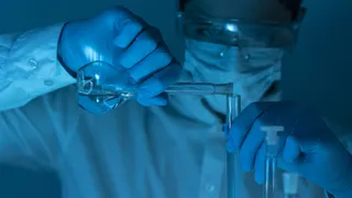 在实验室工作的特写研究员