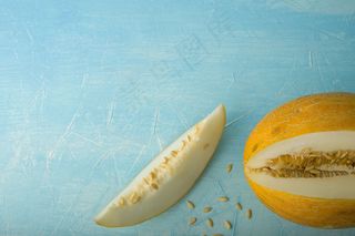 蓝色背景的瓜果和种子