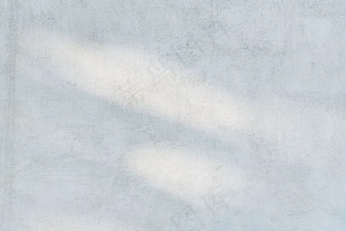 阳光照射在粗糙的墙面背景上