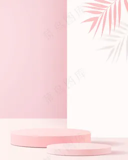 具有几何形式的最小场景。柱式讲台，柔和的粉红色背景，柱子上留有纸。现场展示化妆品、橱窗、店面、陈列柜。