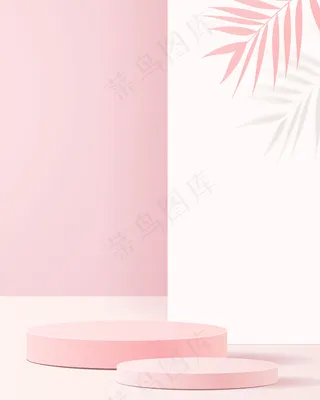 具有几何形式的最小场景。柱式讲台，柔和的粉红色背景，柱子上留有纸。现场展示化妆品、橱窗、店面、陈列柜。