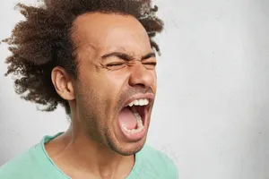 近距离画像疯狂愤怒的年轻黑皮肤男性尖叫在愤怒和愤怒