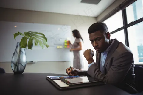 使用数字平板电脑的商人