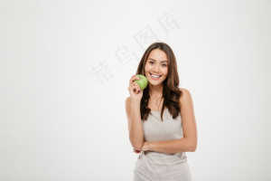 一位棕色长发女人的画像，手拿绿色苹果，白色隔离