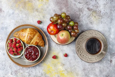 新鲜出炉的羊角面包配上覆盆子酱和覆盆子水果。