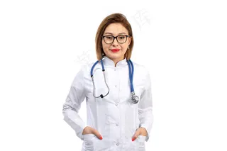 一位身穿白色医疗服的年轻女医生，白底上带着微笑的听诊器
