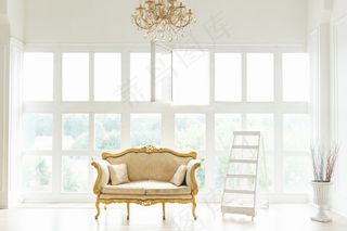 经典复古沙发以金色镶嵌物为背景，室内设计