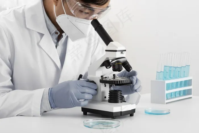 实验室里做实验的人