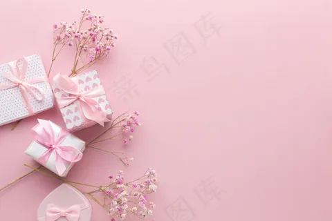 粉红色礼物顶视图,带花朵和复制空间 粉红色礼物顶视图,带花朵和复制空间