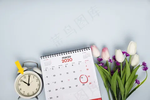 日历和时钟旁的郁金香俯视图