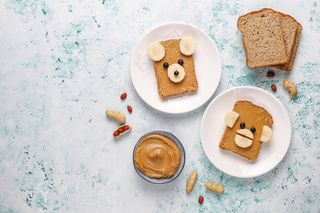 有趣的熊和猴脸三明治花生酱，香蕉和黑醋栗，俯视图