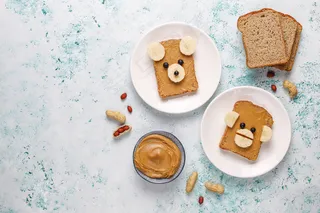 有趣的熊和猴脸三明治花生酱，香蕉和黑醋栗，俯视图