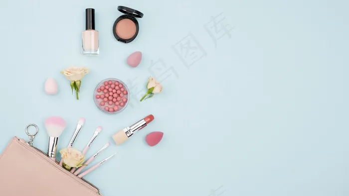 蓝色背景上有复制空间的不同化妆品