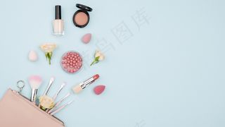 蓝色背景上有复制空间的不同化妆品