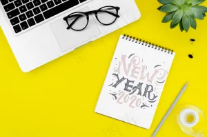 带新年派对的顶视图笔记本电脑和实体模型样机