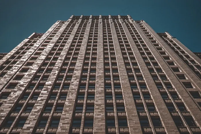 一个深蓝色背景的高楼的低角度拍摄