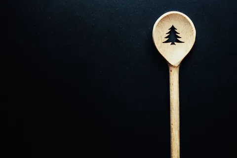 深色桌子上的圣诞汤匙 深色桌子上的圣诞汤匙