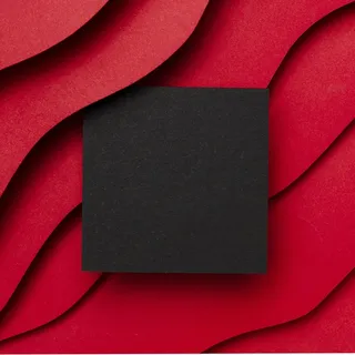 黑色空白纸和红色背景的波浪层