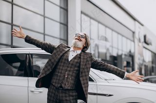 汽车沙龙里的中年商人