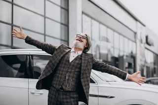 汽车沙龙里的中年商人