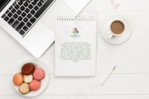 木制桌子上的桌面概念模型样机 木制桌子上的桌面概念模型样机