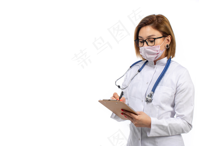 年轻的女医生穿着白色的医疗服，戴着白色防护面罩的听诊器，在白色上面写下笔记