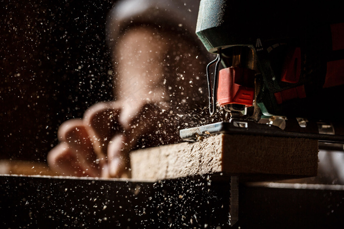 用线锯切割木材的特写照片。