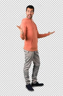 穿着粉色运动衫的男人在爱你自己的概念中感到骄傲和满足