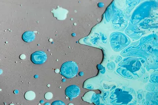 顶视图灰色背景上的白色和蓝色油漆