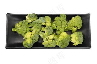 黑色盘子西兰花