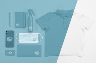 带医用面罩和t恤的返校必备品俯视图