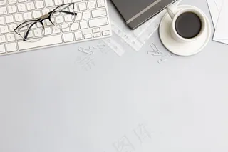 灰色背景下的现代工作空间构图