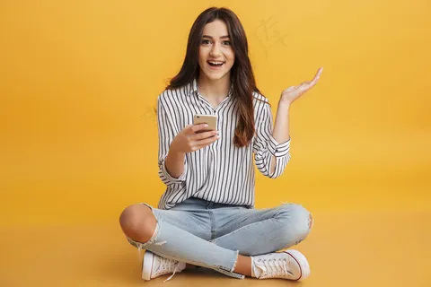 一个兴奋的年轻女孩拿着手机的画像