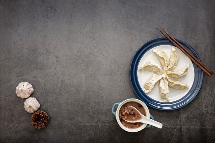 灰色背景白盘子，配点心和大蒜