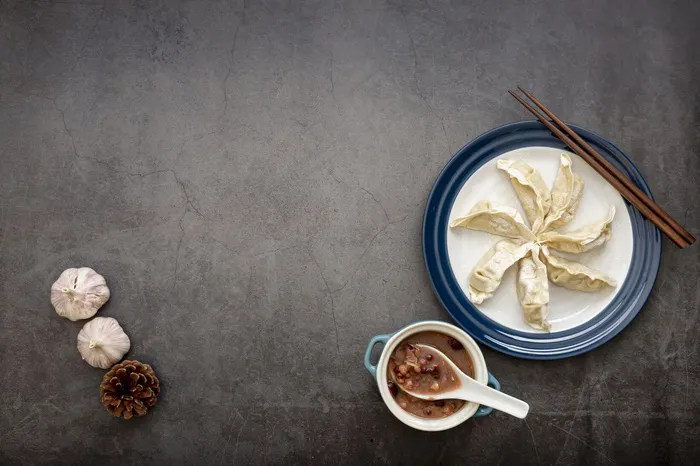 灰色背景白盘子，配点心和大蒜