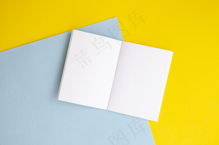 白色笔记本和彩色背景的俯视布置
