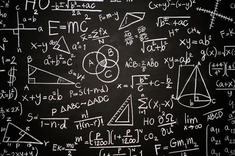 刻有科学公式和计算的黑板