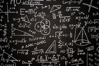 刻有科学公式和计算的黑板