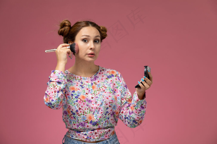 一件粉色背景的年轻女装