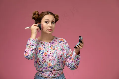 一件粉色背景的年轻女装 一件粉色背景的年轻女装