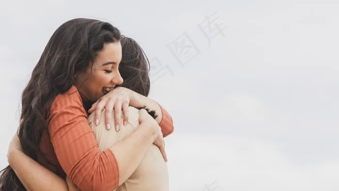 低角度女人拥抱