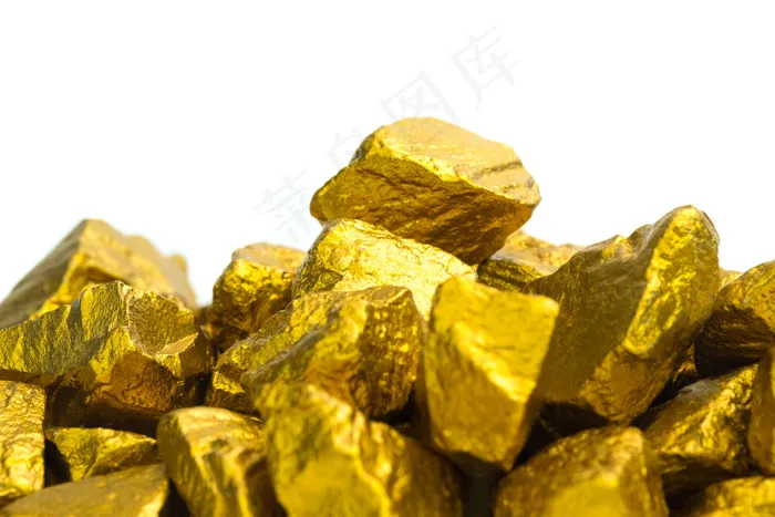 白色背景上的金块或金矿石