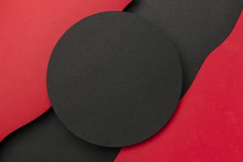 黑色圆圈和红色背景的波浪层