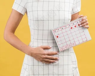 穿白色衣服的妇女月经时胃痉挛