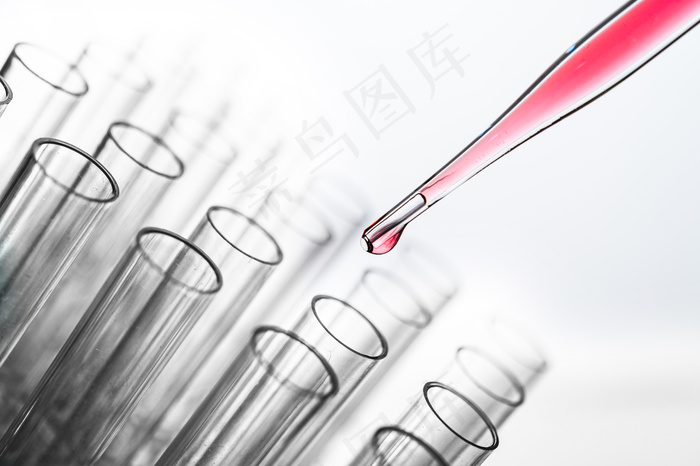 把粉红色的化学物质滴到烧杯里
