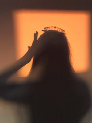 模糊效果个性光线背影女孩摄影图