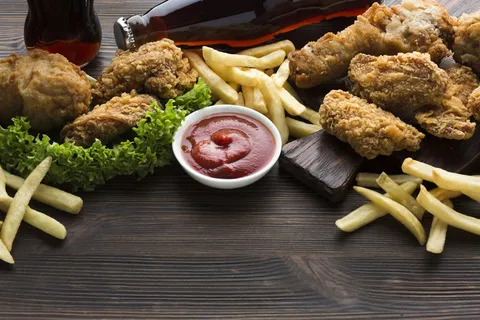 美国食物和酱汁的高角度 美国食物和酱汁的高角度