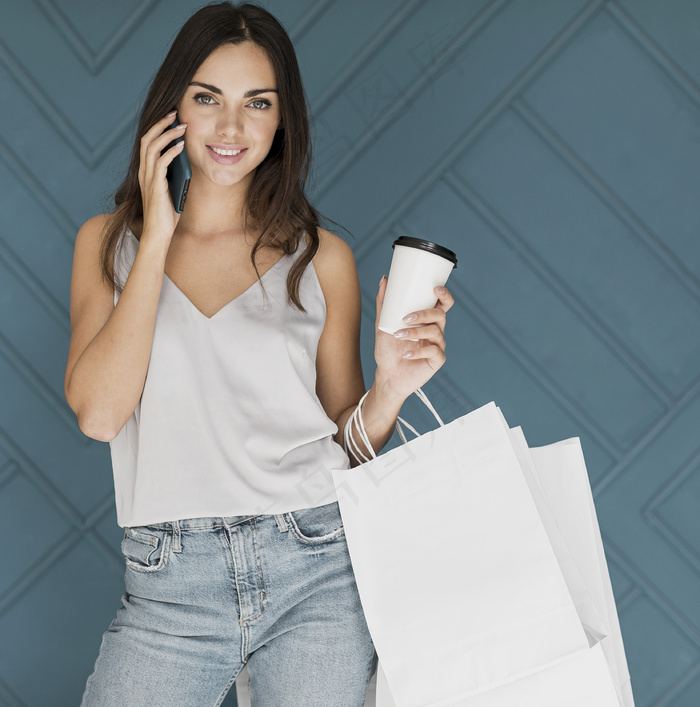 快乐的年轻女孩，耳边放着智能手机