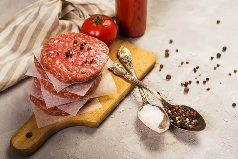 一个高角度的肉馅汉堡在上面 一个高角度的肉馅汉堡在上面