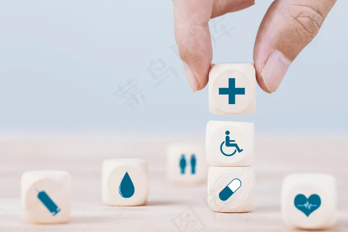 手上选择了一个表情图标医疗保健符号上的木块，医疗保健和医疗保险概念